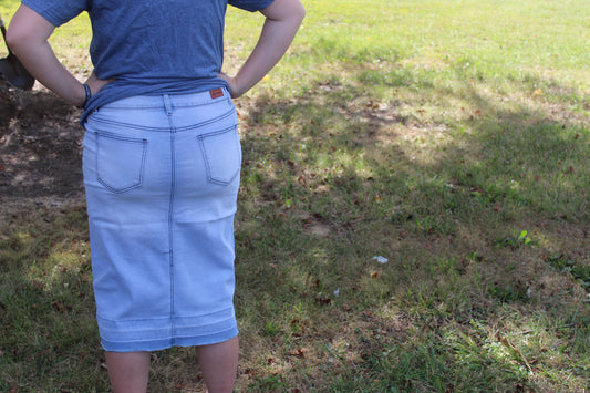 Light Indigo Stitched Pattern Pockets Denim Skirt