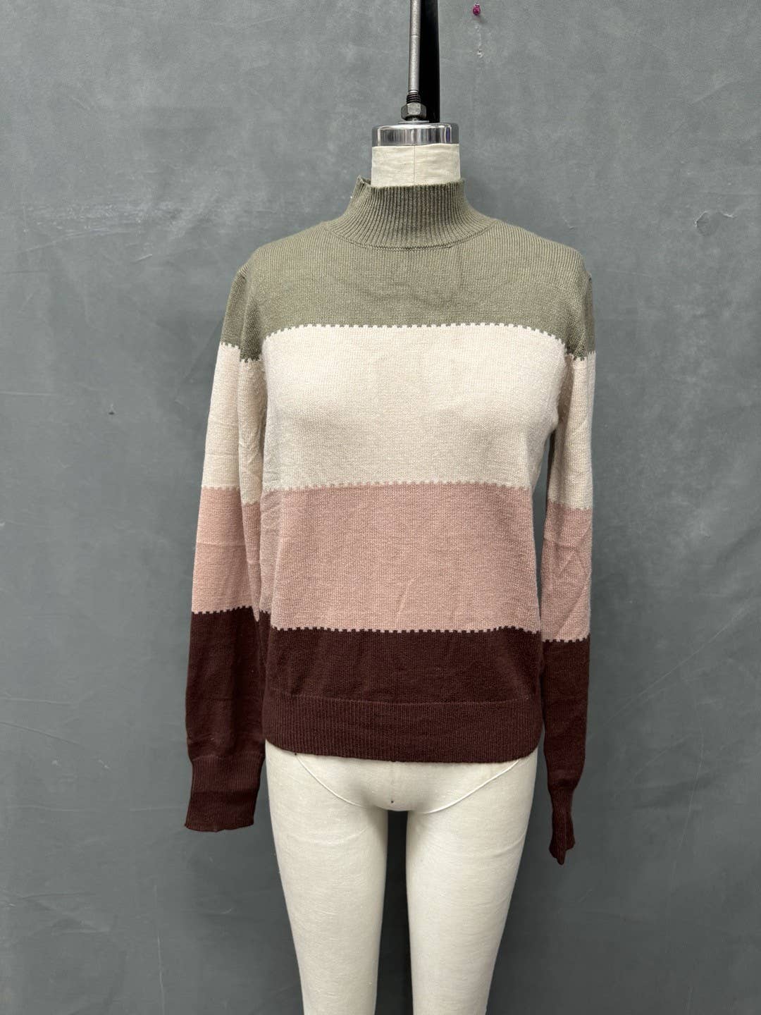 PLUS SIZE COLORBLOCK SWEATER